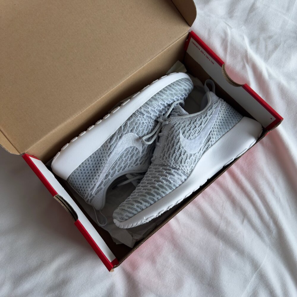 Nike Womens Roshe One Flyknit Pure Platinum/White/Cool Grey Size 6